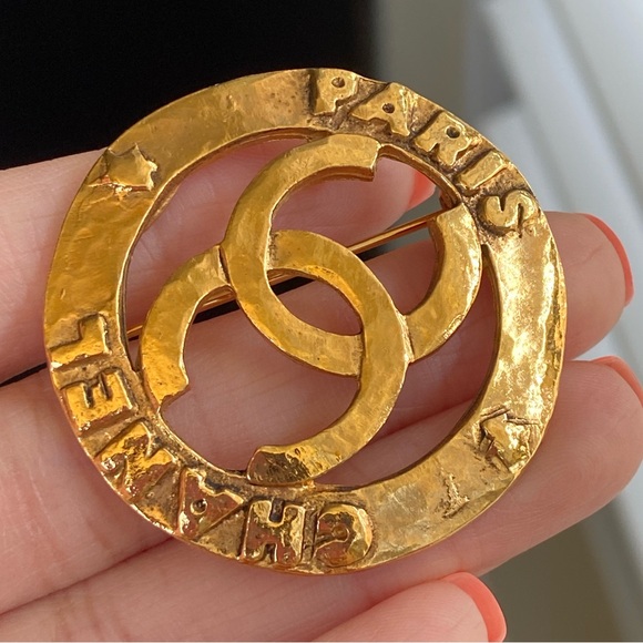Chanel Gold Paris Circle CC Logo Brooch - Picture 3 of 4